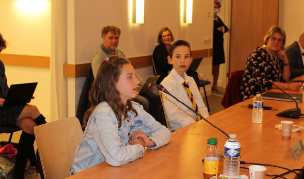 <p>De nieuwe kinderburgemeester, Nienke Sinkeldam, en haar voorganger Tim Hagemann.</p>