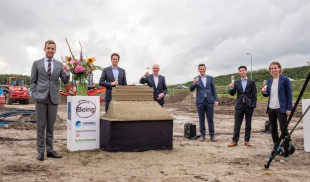 V.l.n.r.:Axel Boomgaars (wethouder gemeente Ouder-Amstel), Dirk Dekker
(directeur Being), Peter van der Velden, (businessline director projecten Kropman
Installatietechniek), Bart van Eijk (algemeen directeur Vissers & Smit Bouw), Heiko
Vader (projectmanager gemeente Amsterdam), Jacqueline Hougee (investment manager
Cromwell Property Group).