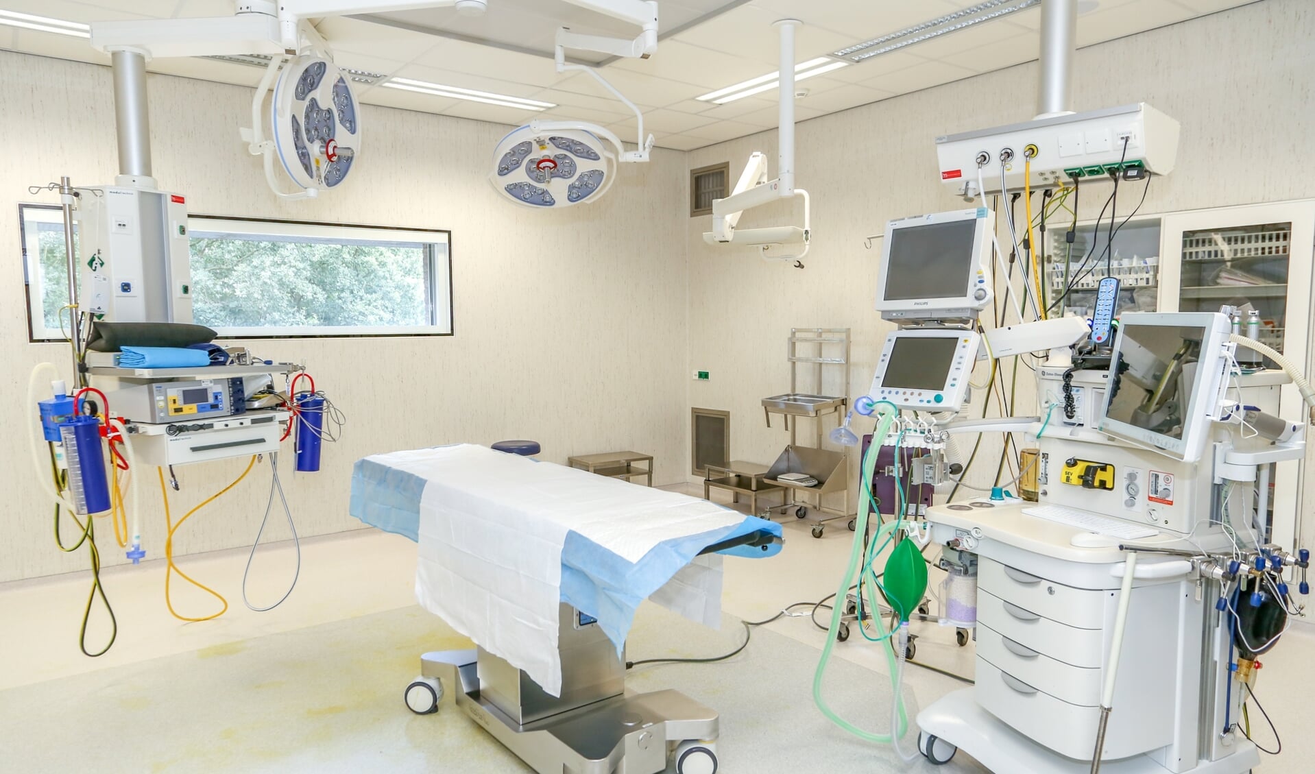 Vier van de tien operatiekamers in Meander Medisch Centrum worden voorlopig gesloten.