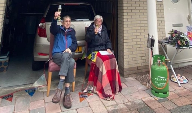<p>Mevrouw Unkel uit Scherpenzeel wordt coronaproof in het zonnetje gezet voor haar 90ste verjaardag.</p>