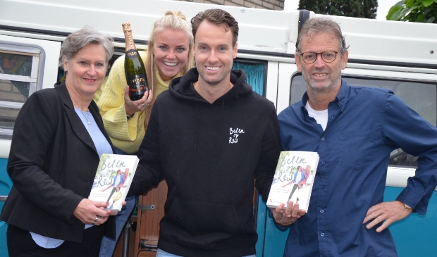 Joost overhandigt het eerste exemplaar aan zijn ouders.