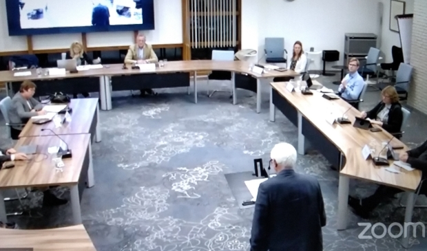 <p>Het Open Huis over project Hoenderik van 8 oktober via live stream, met René Walburgh Schmidt,ex-wethouder en projectontwikkelaar op de rug gezien aan het woord.</p>