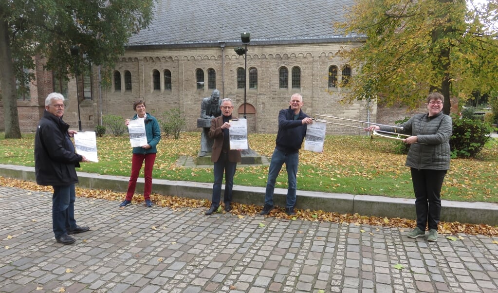 De officiële presentatie. v.l.n.r. Huub Schouenberg, Marjoke Limpens, Gert van Leeuwen en Margot van Rotterdam