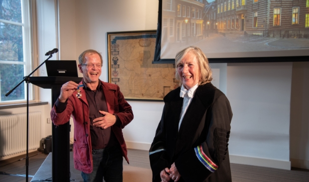 De onderscheiding wordt opgespeld door haar partner Barend