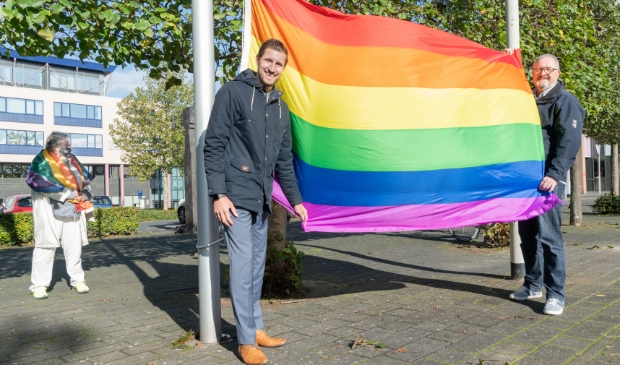 <p>Wethouder Eelke Kraaijeveld hijst de Regenboogvlag op Coming-out day in oktober</p>