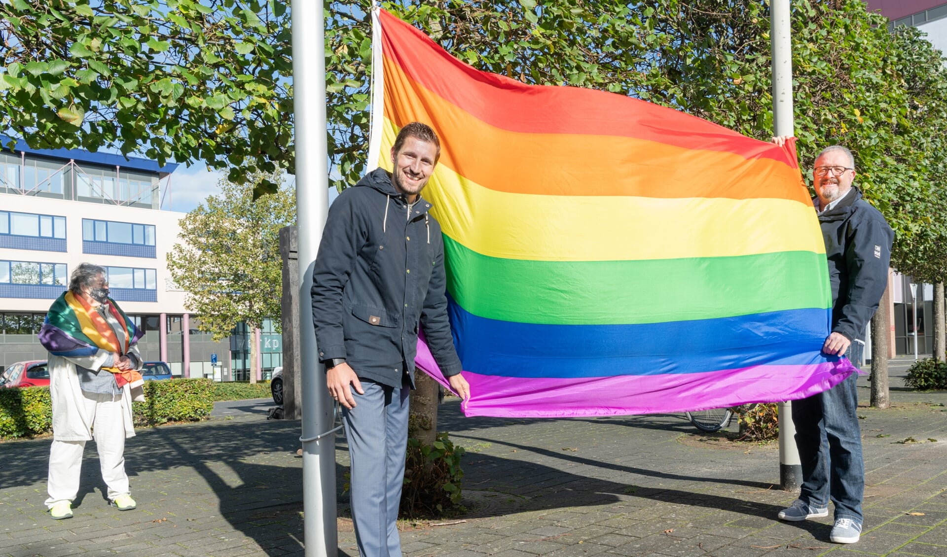 Wethouder Eelke Kraaijeveld hijst de Regenboogvlag op Coming-out day in oktober