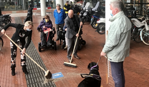 <p>Wethouder Gordon onthult de eerste tegel.</p>