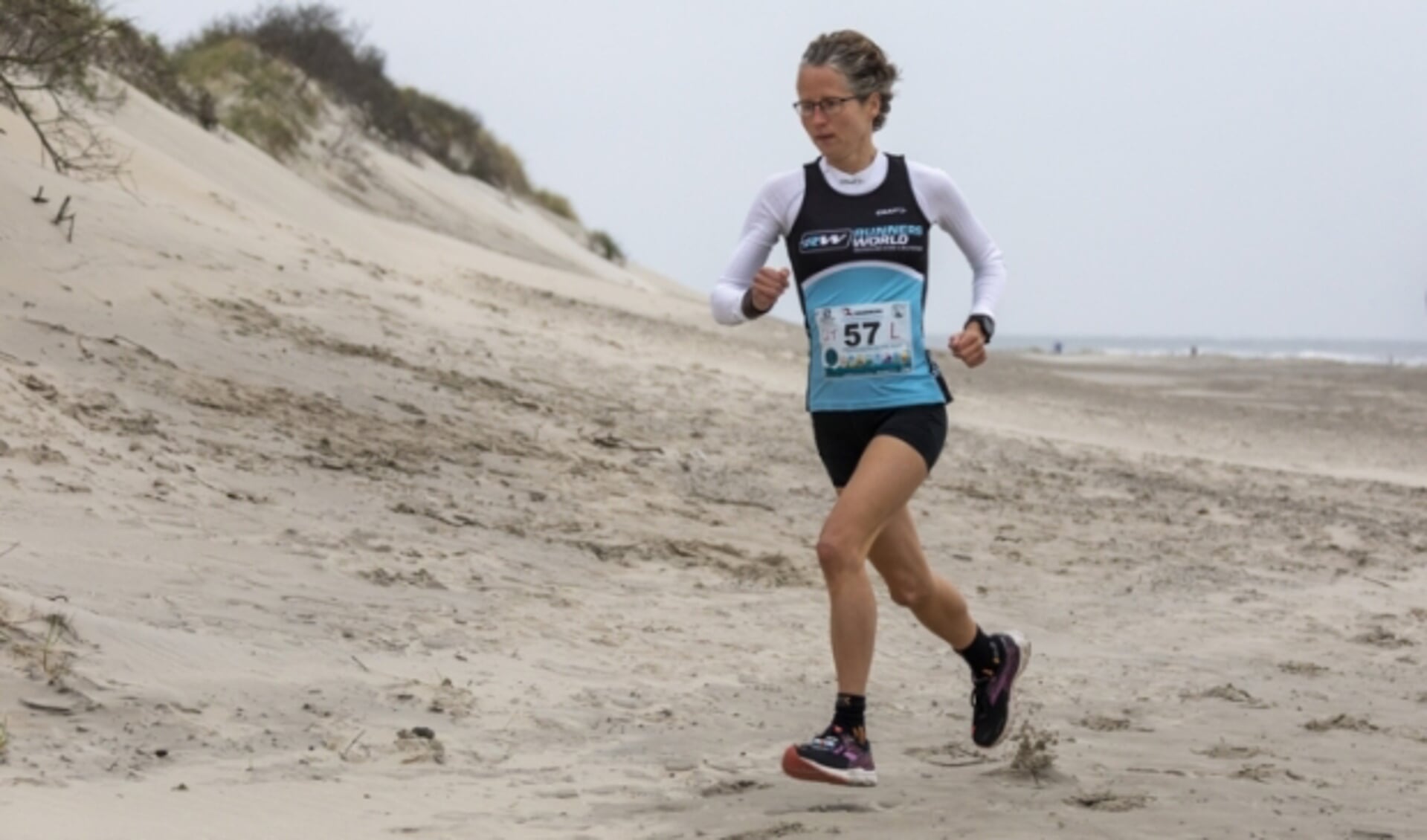 Mireille Baart, op het strand van Ameland, op weg naar de winst van de Vuurtorentrail. Foto: Anja Brouwer.