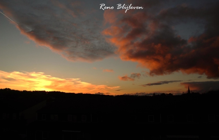 De zonsondergang, met prachtige wolken