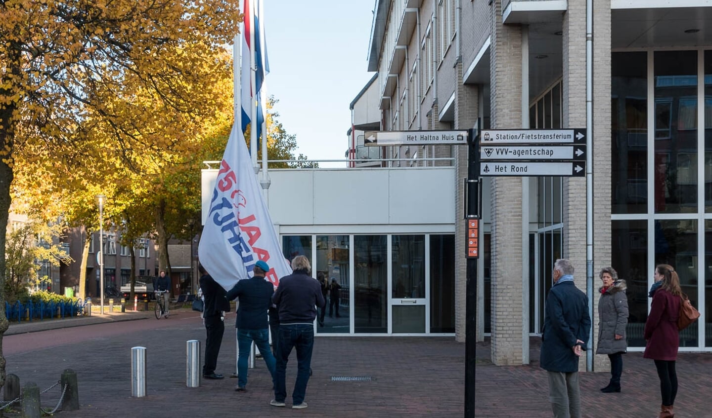 Strijken vlag '75 jaar Vrijheid'