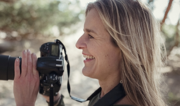 <p>Fotografe Wendy Bos in actie.</p>
