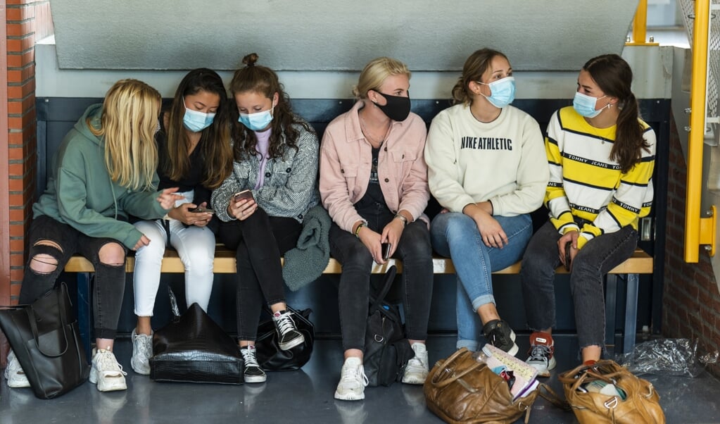 JFC-leerlingen dragen mondkapjes tijdens de pauzes.