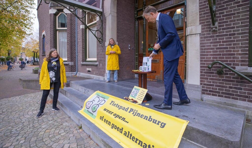 Ruim 2100 handtekeningen om de fietsroute op het landgoed Pijnenburg open te houden. 