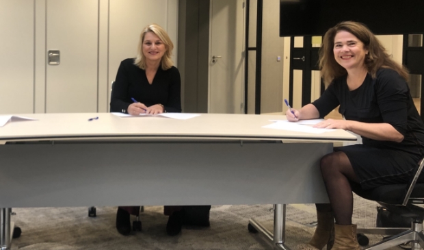 <p>Op donderdag 22 oktober ondertekenden Ingrid ter Heerdt (plaatsvervangend directeur Lariks), Carola van den Heuvel (Raad van Kerken Leusden) en Joke ten Brink (directeur-bestuurder WSL, niet op de foto) het convenant van de structurele samenwerking voor de time-out opvang voor inwoners van de gemeente Leusden.</p>