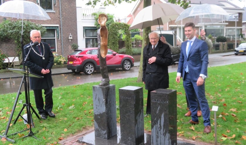 Sliedrecht: dhr. Bos en Jan Willem Ruis onthullen het monument voor de Merwedegijzelaars