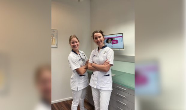 Mondhygiënistes Stella Schaap (links) en Marlies Bloemendal.