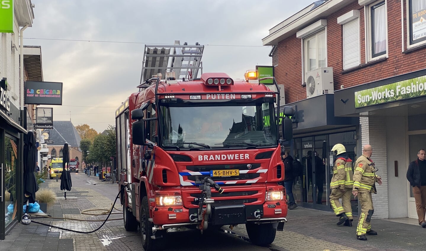 ze Phalanx Beeldhouwwerk Brandweer blust woningbrand in centrum van Putten - De Puttenaer | Nieuws  uit de regio Putten