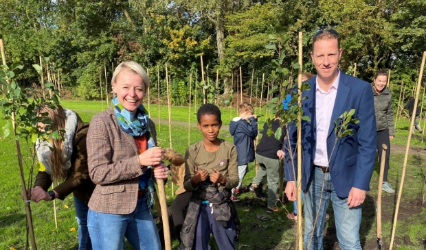 <p>Wethouders Floor Gordon en Frank Berkhout helpen een handje mee.</p>