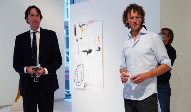<p>Wethouder Raat opent de expositie.</p>