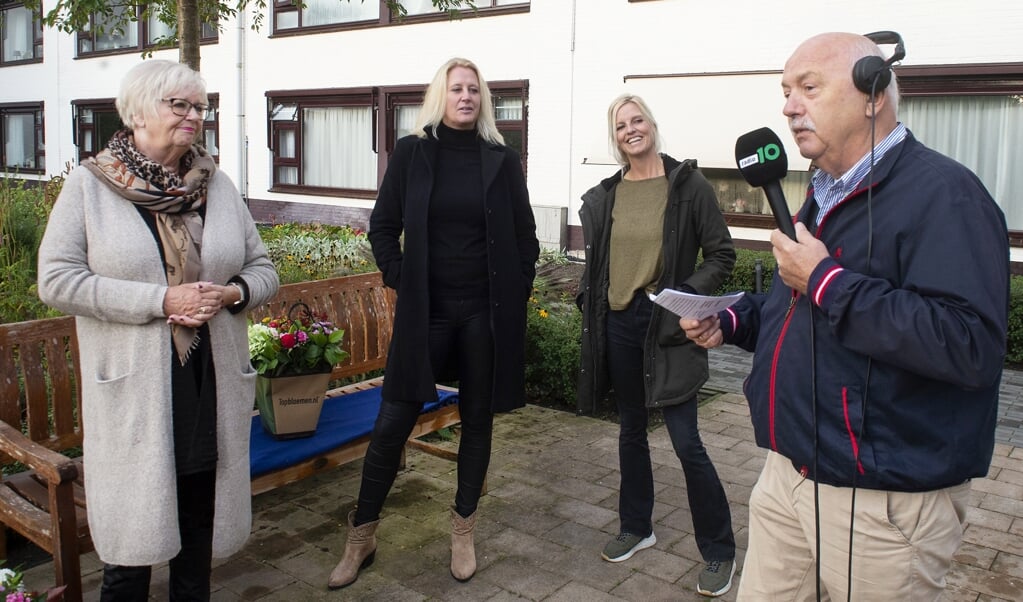 Bep Vorrink wordt voor Huis in de Wei geïnterviewd door Jan Willem Ekdom voor radio 10. Dochters Michelle en Anouk luisteren mee.