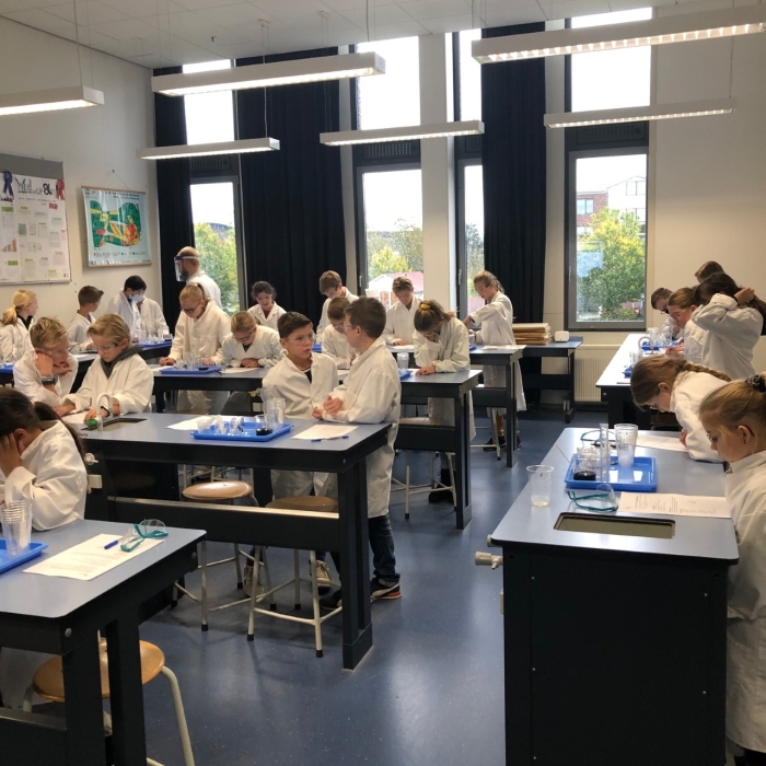 Leerlingen groep 7 en 8 bezig met scheikunde tijdens de doemiddag
