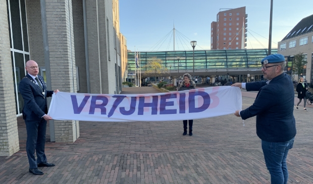 <p>De vlag wordt gestreken</p>