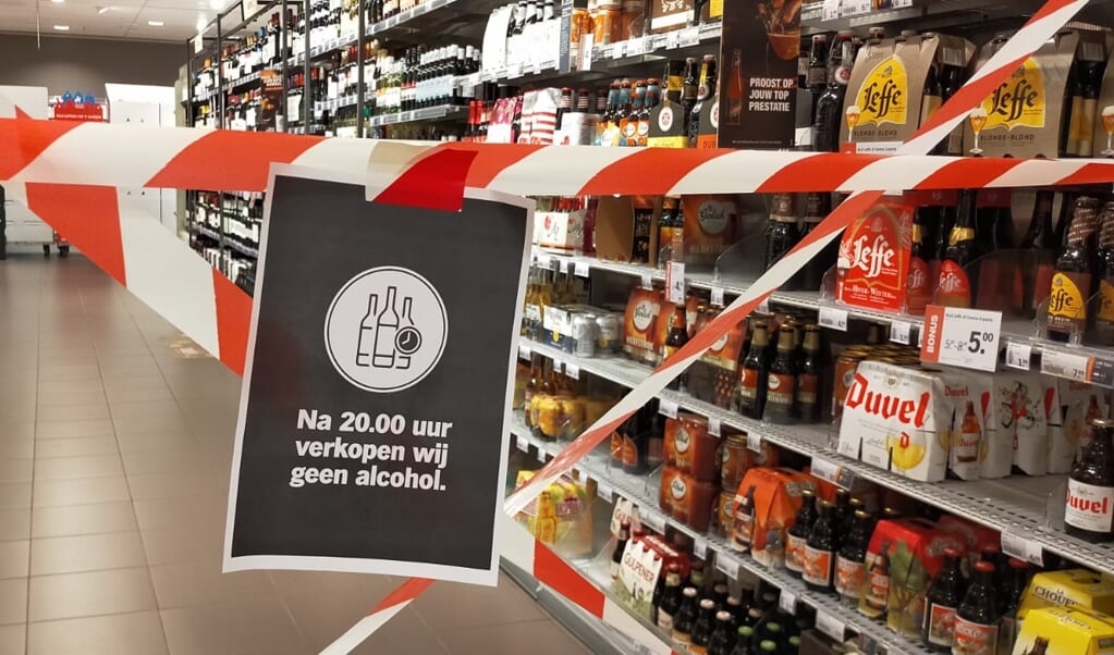 Bij de Albert Heijn in Barneveld worden de 'alcoholgangen' vanaf 20.00 uur afgesloten met tape.