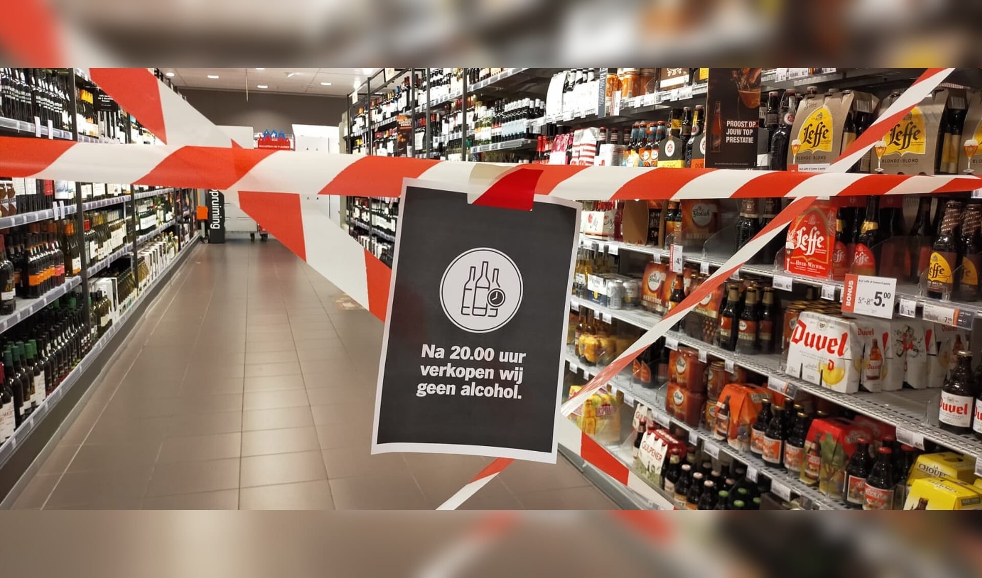 Bij de Albert Heijn in Barneveld worden de 'alcoholgangen' vanaf 20.00 uur afgesloten met tape.
