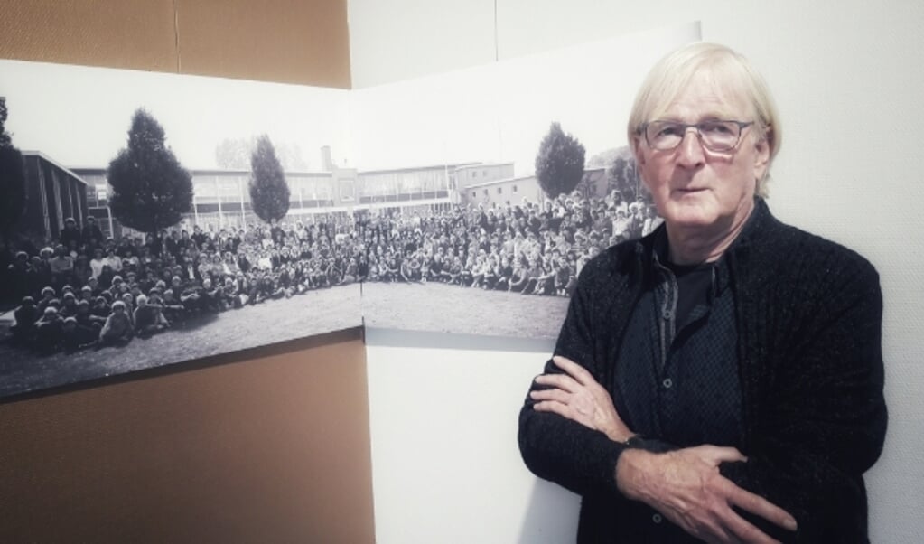 Gert Jan Koster bij de laatste foto van de Vossenvelde MAVO in Bennekom waar alle leerlingen op stonden: de jaarlijkse schoolfoto.