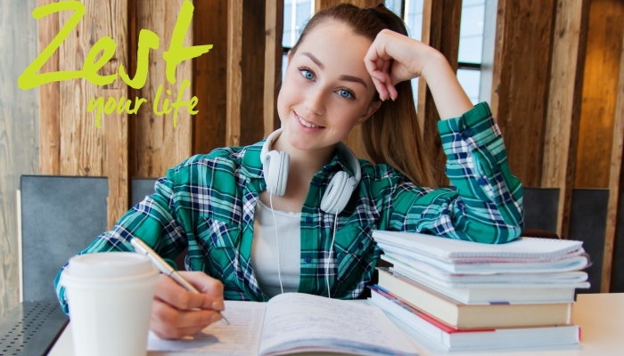 tienermeisje maakt huiswerk