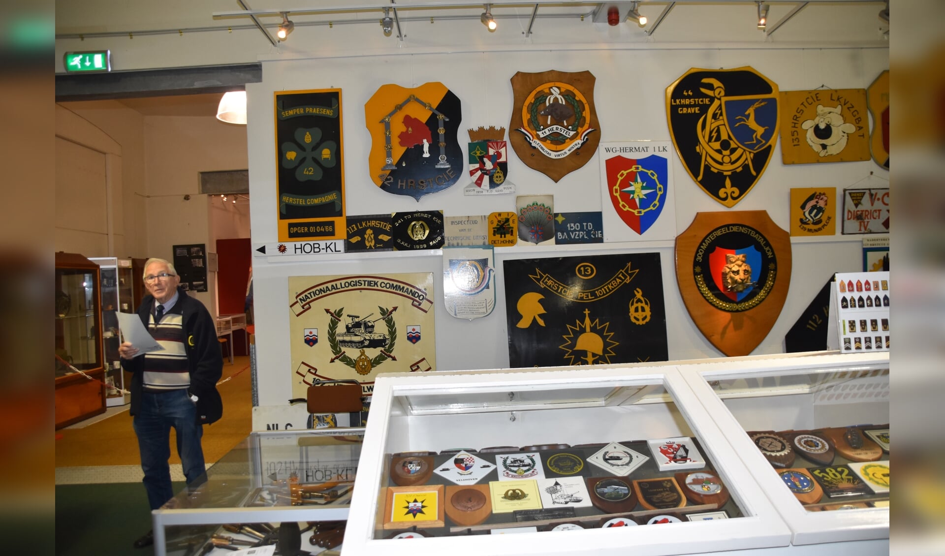 Jan Bloemendaal bij een deel van de collectie van het Regiment Technische Troepen.