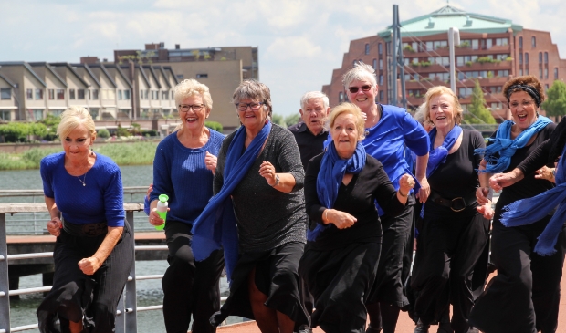 <p>Houtenaren dansen in voorstelling de Vlinder</p>