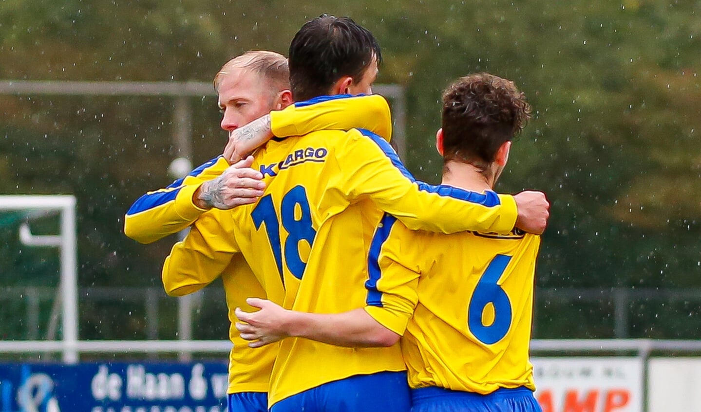 Art Veldhuizen (18) ontvangt de felicitaties na de 3-2.