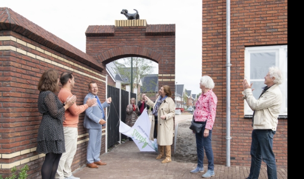<p>Wethouders De Boer-Leijsma en Reijn onthullen een bronzen hond en kat in Zuidpolder, Eemnes. </p>