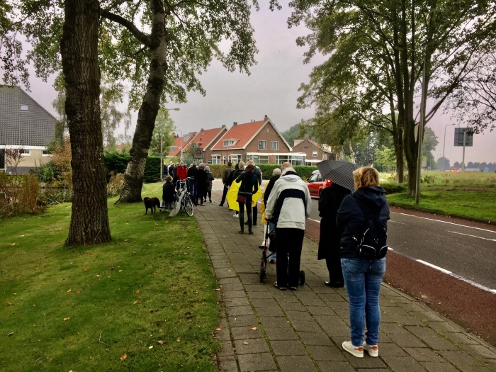 rij wachtenden voor de griepprik