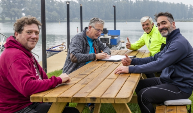 Frans Paap, Leo van Vliet, Marcel van Maastrigt en Pim Kamstra bij het tekenen van de overdracht