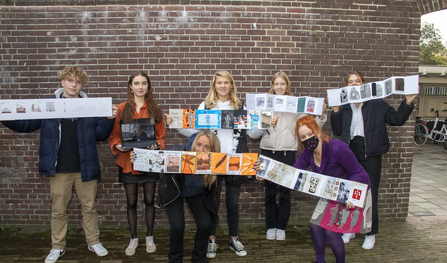 De leerlingen tonen vol trots de door hun vervaardigde leperello’s voor het Artvark-project ‘Haarlem en ik’. 