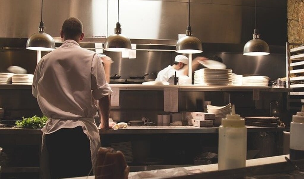 Veel restaurants stappen over het bereiden van afhaalmaaltijden.