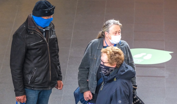 <p>De meeste menen kunnen zelf een mondkapje betalen, zoals deze mensen in winkelcentrum 4 Meren.</p>