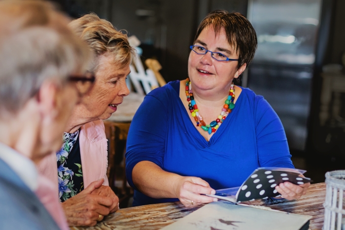 Esther is gesprek met senioren