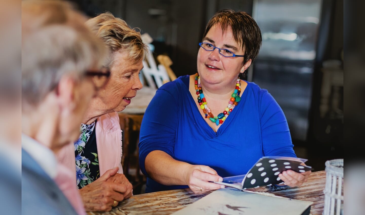 Esther is gesprek met senioren