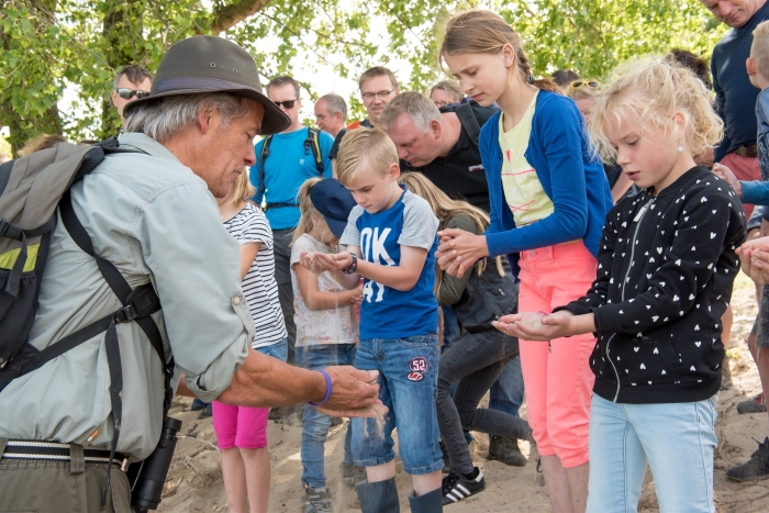 Een gids laat de kinderen zien wat er allemaal te ontdekken valt