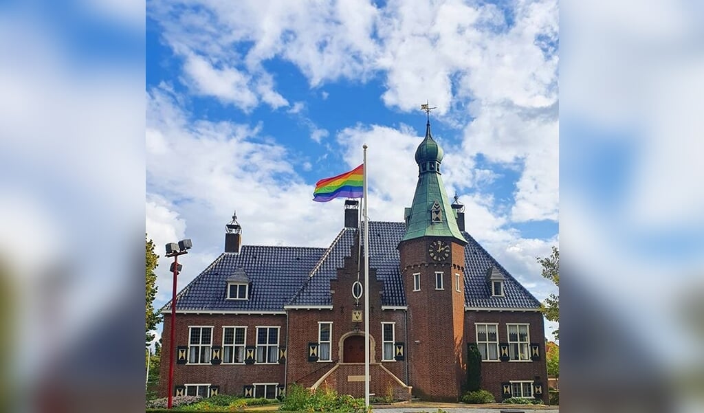 De regenboogvlag hangt uit in Woudenberg.