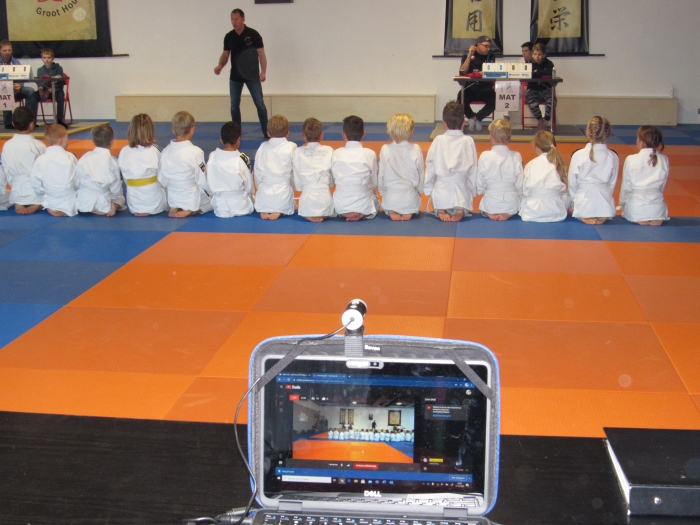 Judoka's wachten tot ze worden opgeroepen en dat is thuis online te zien.