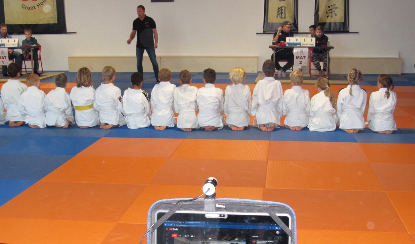 Judoka's wachten tot ze worden opgeroepen en dat is thuis online te zien.