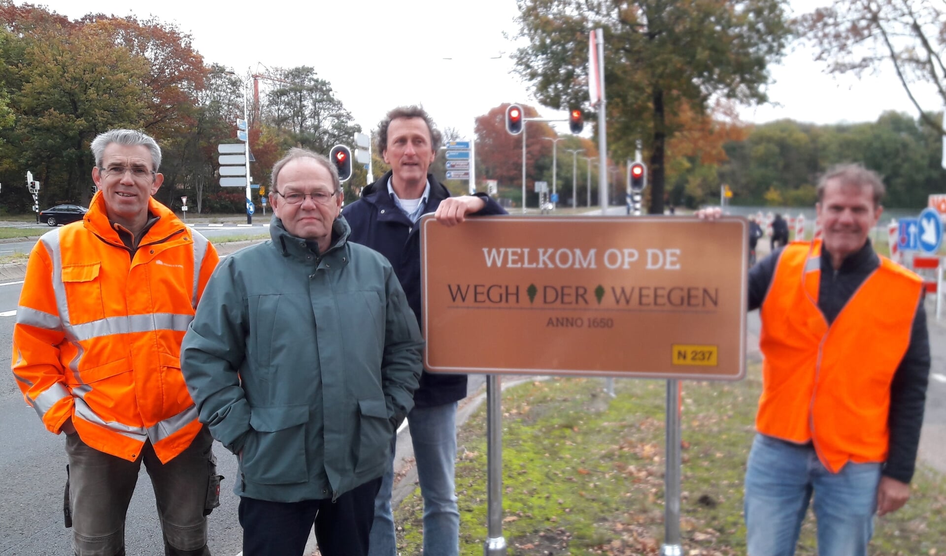 Van links naar rechts: Marc Klinkers (provincie Utrecht), Cees Dubbeld en Nico Broeders (bestuur stichting Wegh der Weegen) en Rob Pichler (van de firma Via Van Dalen).