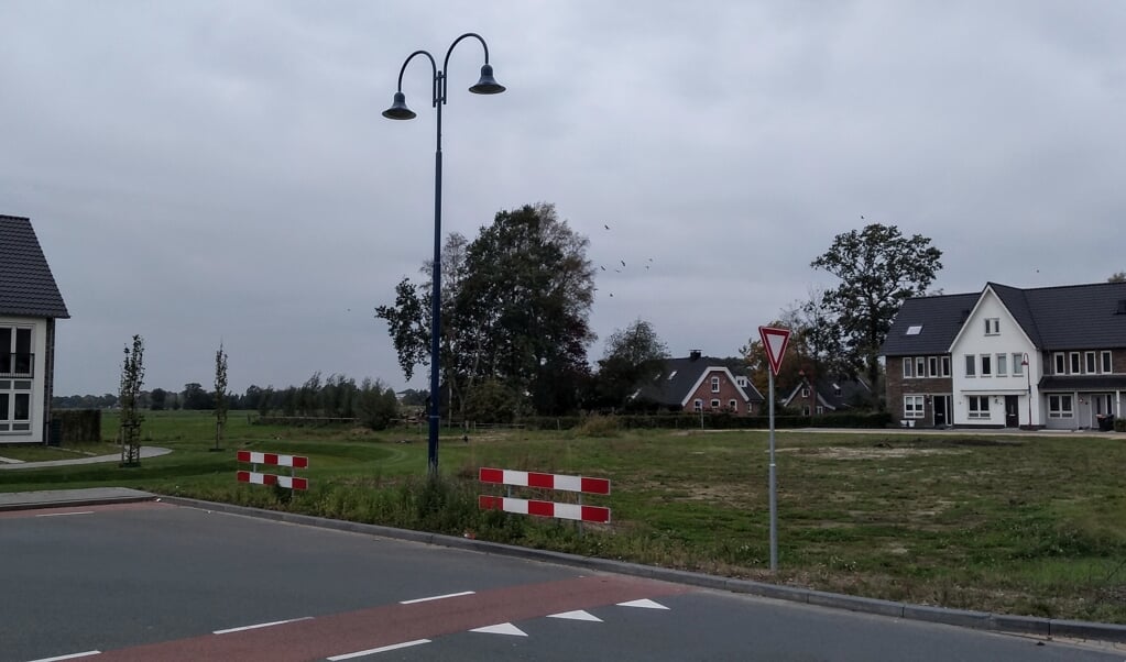 De Van Diepeningenlaan in Barneveld kent nu nog een abrupt einde, maar wordt binnenkort doorgetrokken naar de nieuw te bouwen wijk Woudse Erven.