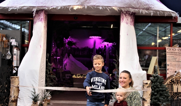 <p>Noah, de broer van Joël, knipt de kerstshow open. Zus Anne kijkt goedkeurend toe.</p>