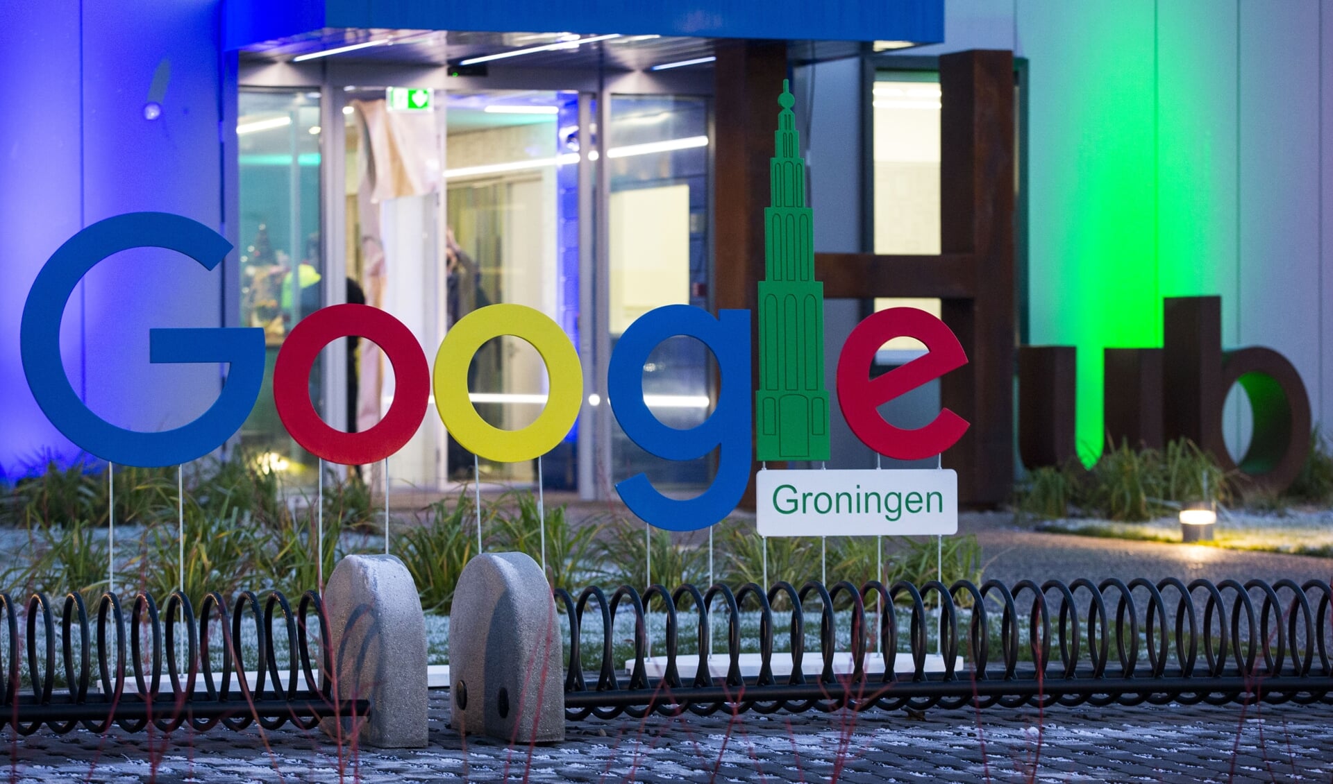 Het Google Groningen logo voor het kantoorgebouw tijdens de opening van het nieuwe Google datacenter in Eemshaven.
