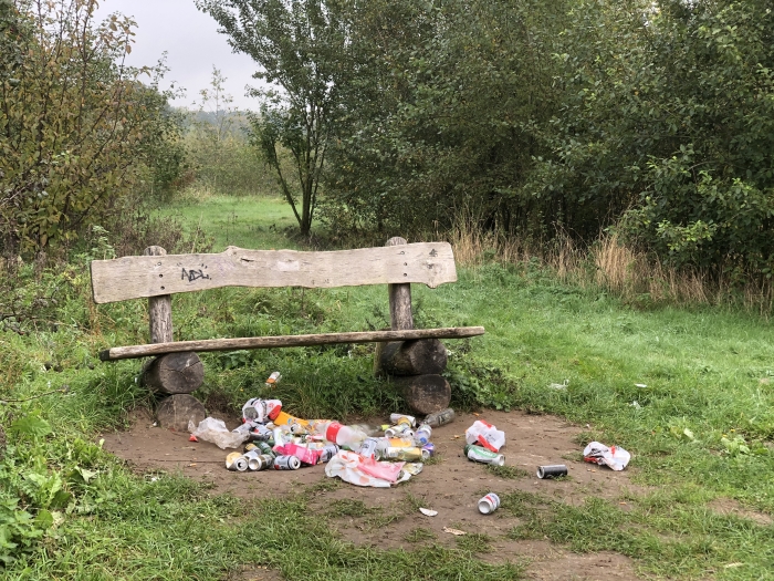 <p><br></p><p>Achtergelaten afval na ‘feestje’ op de Wolfskamer.</p>